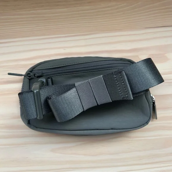 lululemon Everywhere Belt Bag, Like New - Picture 4 of 6